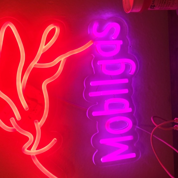 Mobil Gas Lucite Sign - Picture 2 of 7